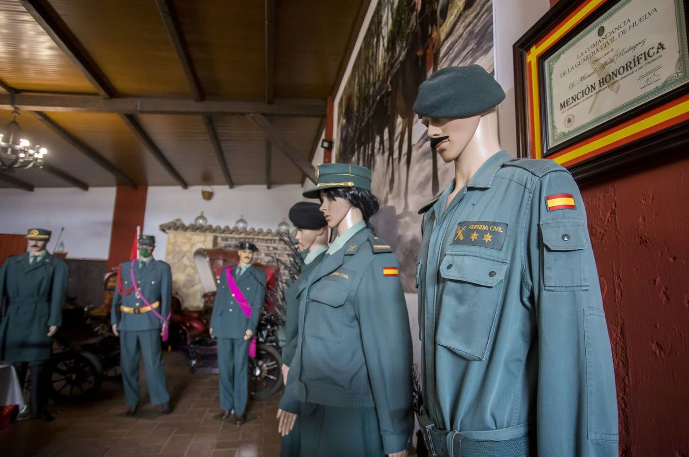 El empresario Manuel Alfaro junto a los enseres que posee de la Guardia Civil. ALBERTO DÍAZ