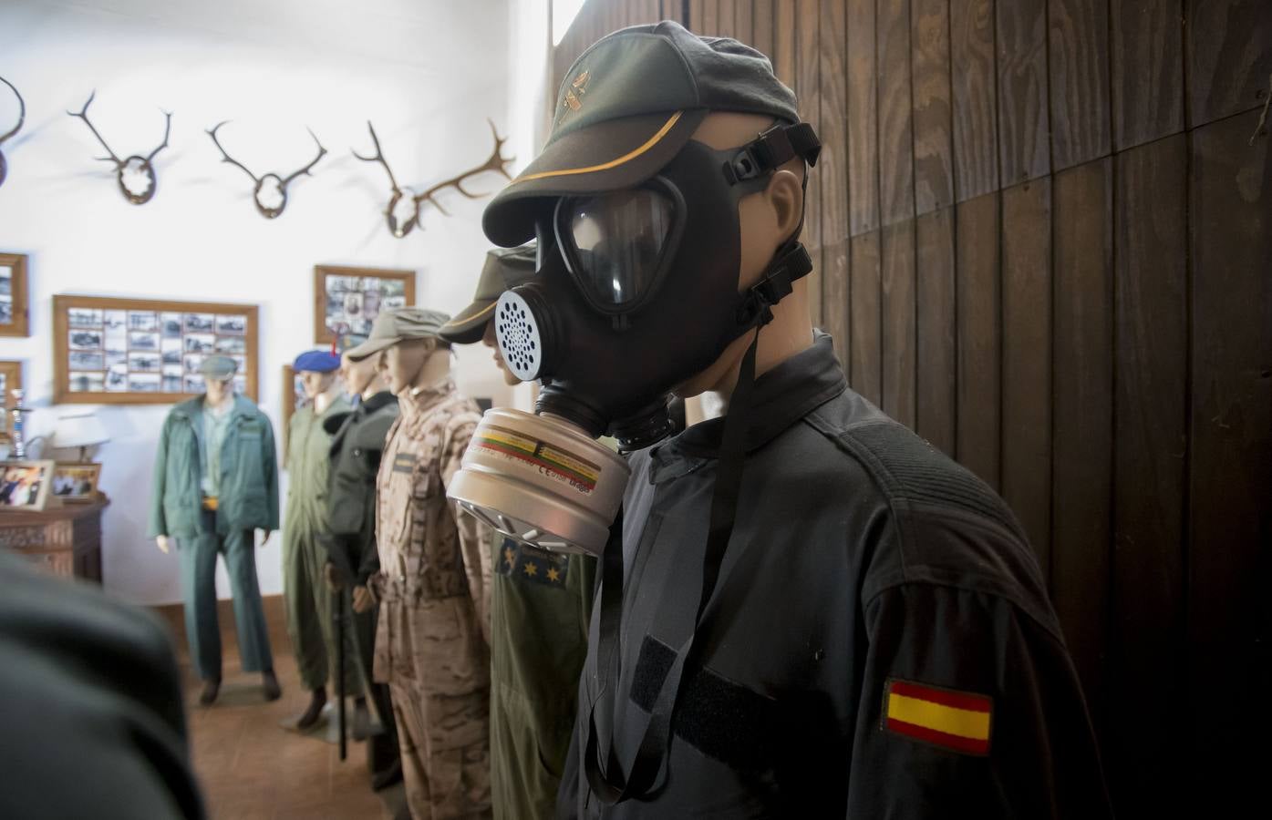 El empresario Manuel Alfaro junto a los enseres que posee de la Guardia Civil. ALBERTO DÍAZ