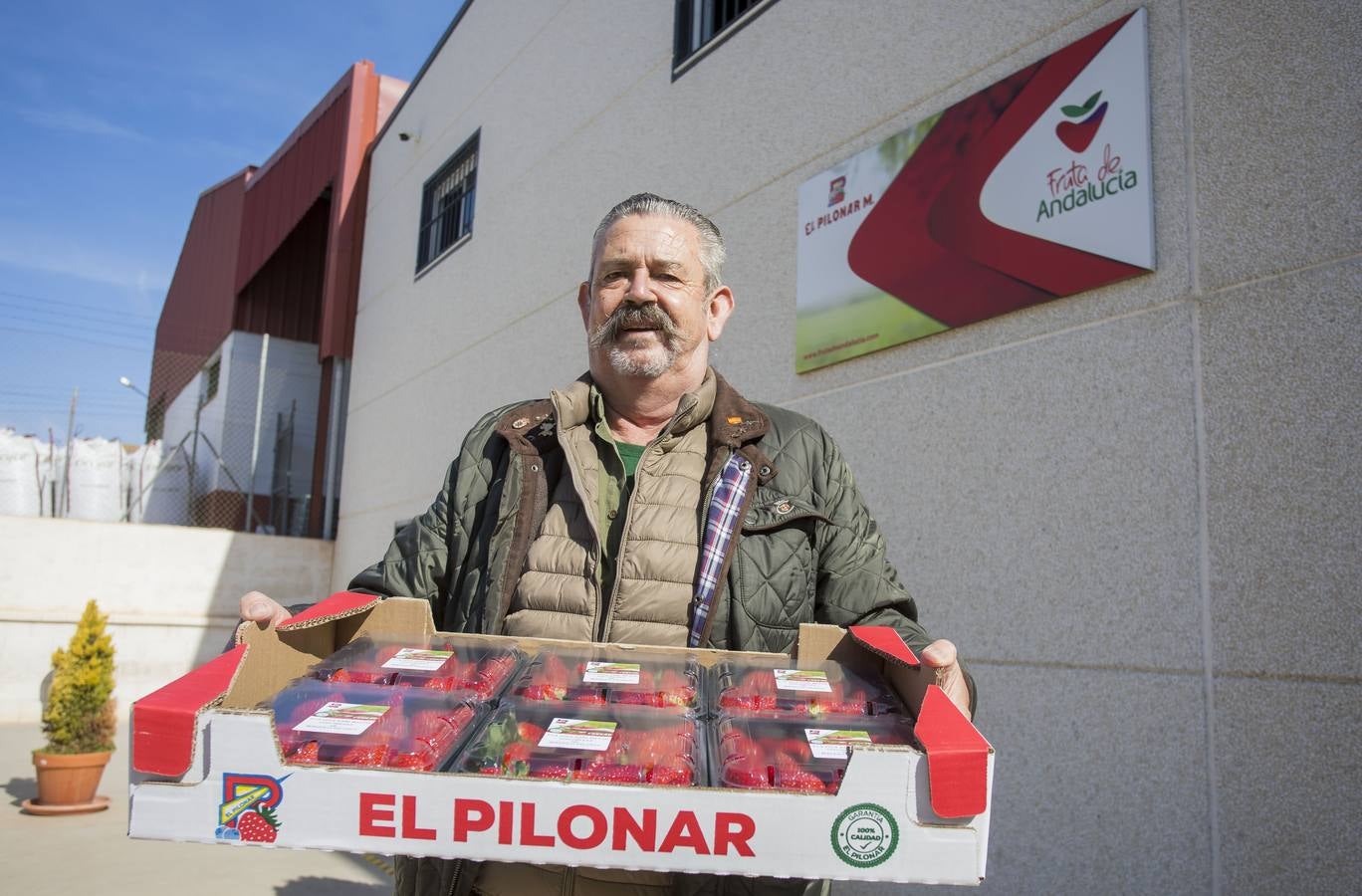 El empresario Manuel Alfaro junto a los enseres que posee de la Guardia Civil. ALBERTO DÍAZ