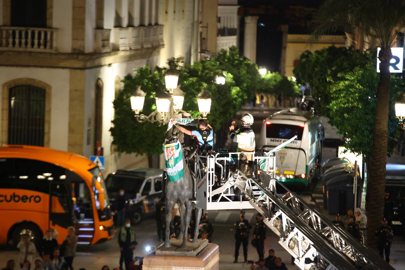 La celebración de los jugadores del Córdoba CF en Las Tendillas, en imágenes