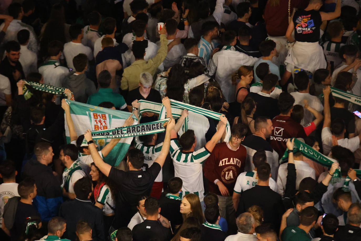 La celebración de los jugadores del Córdoba CF en Las Tendillas, en imágenes