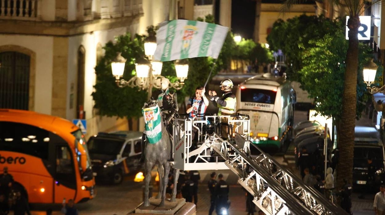 La celebración de los jugadores del Córdoba CF en Las Tendillas, en imágenes