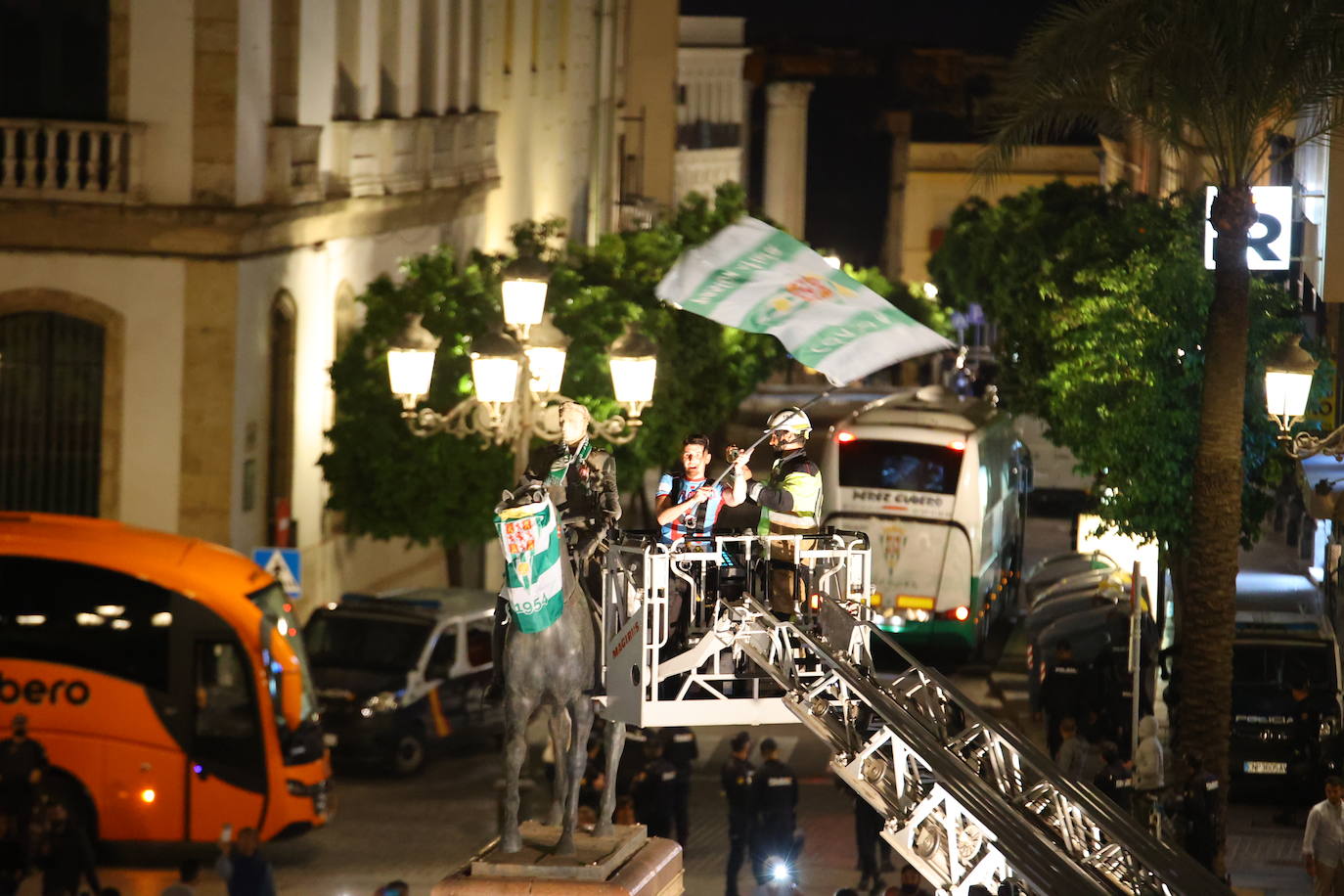 La celebración de los jugadores del Córdoba CF en Las Tendillas, en imágenes