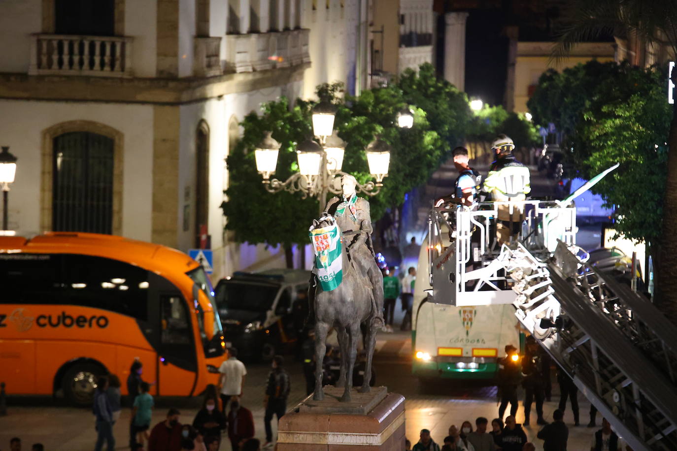 La celebración de los jugadores del Córdoba CF en Las Tendillas, en imágenes