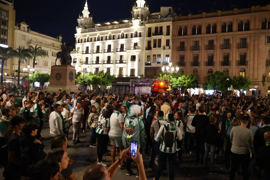 La celebración de los jugadores del Córdoba CF en Las Tendillas, en imágenes