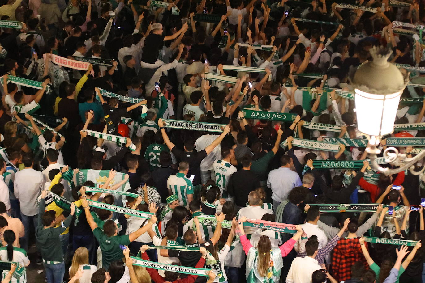 La celebración de los jugadores del Córdoba CF en Las Tendillas, en imágenes