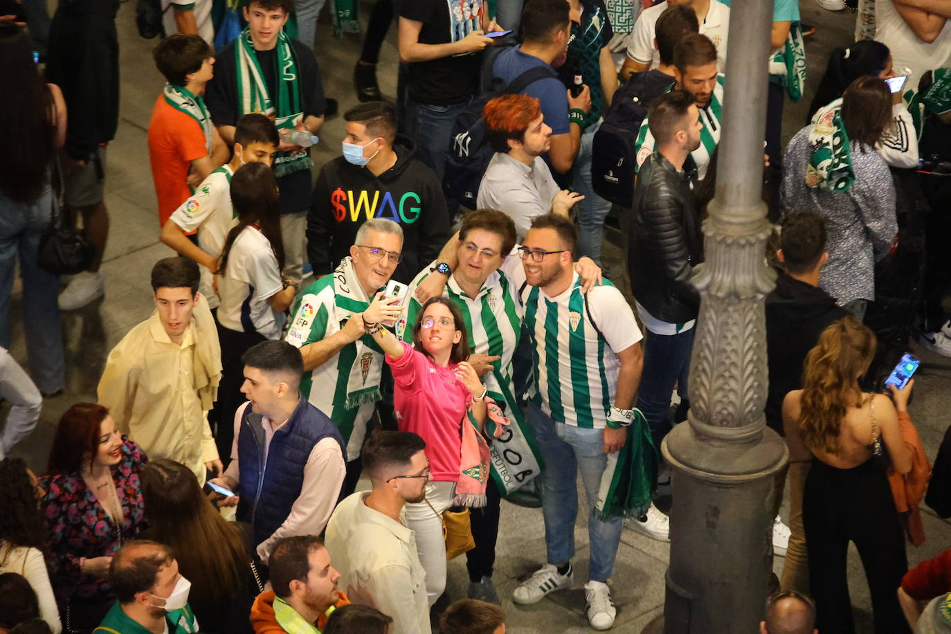 La celebración de los jugadores del Córdoba CF en Las Tendillas, en imágenes