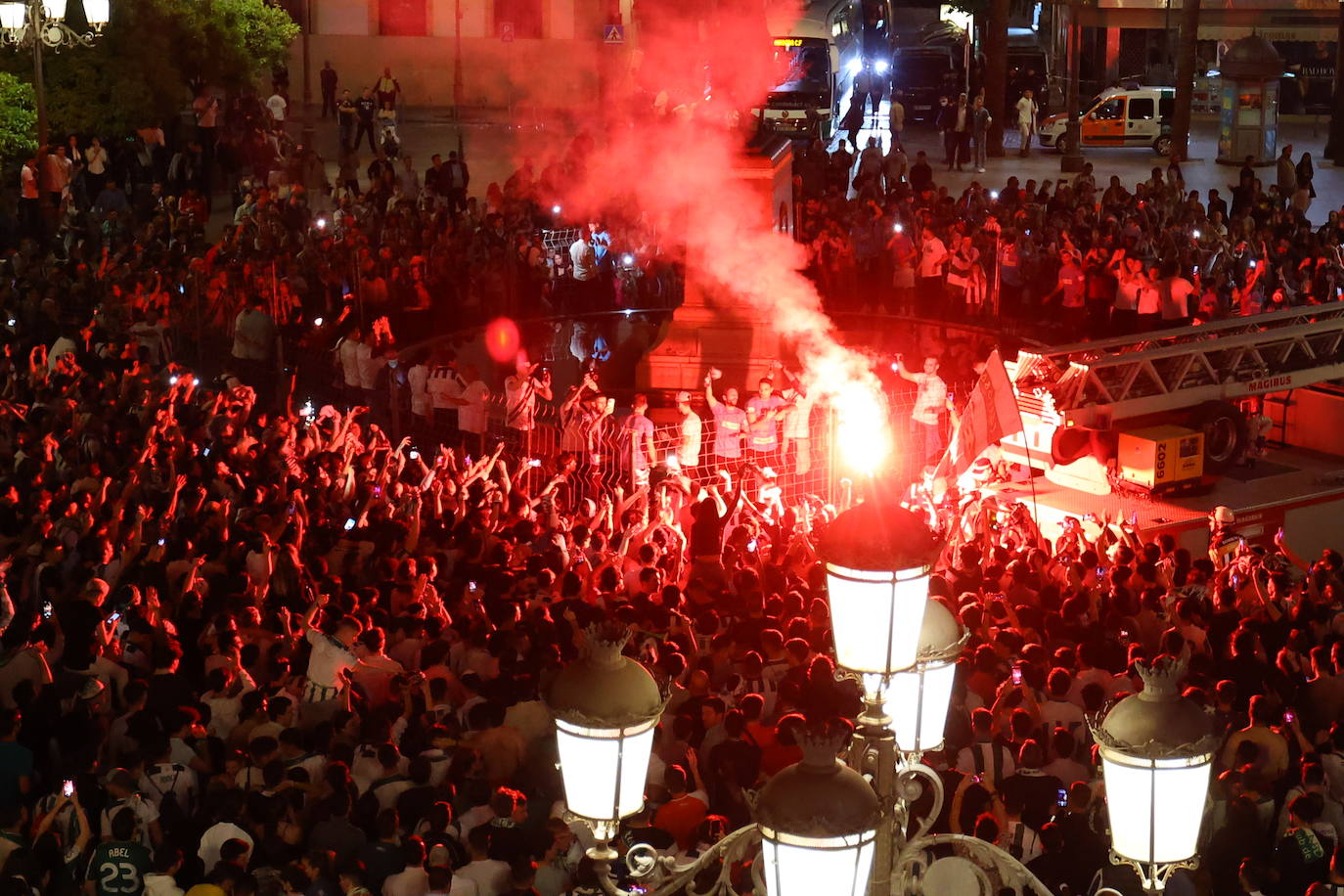 La celebración de los jugadores del Córdoba CF en Las Tendillas, en imágenes