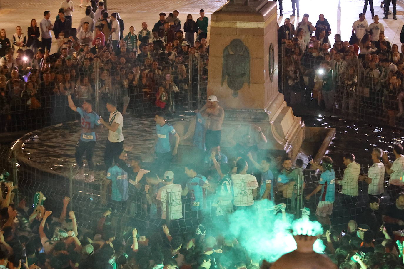 La celebración de los jugadores del Córdoba CF en Las Tendillas, en imágenes