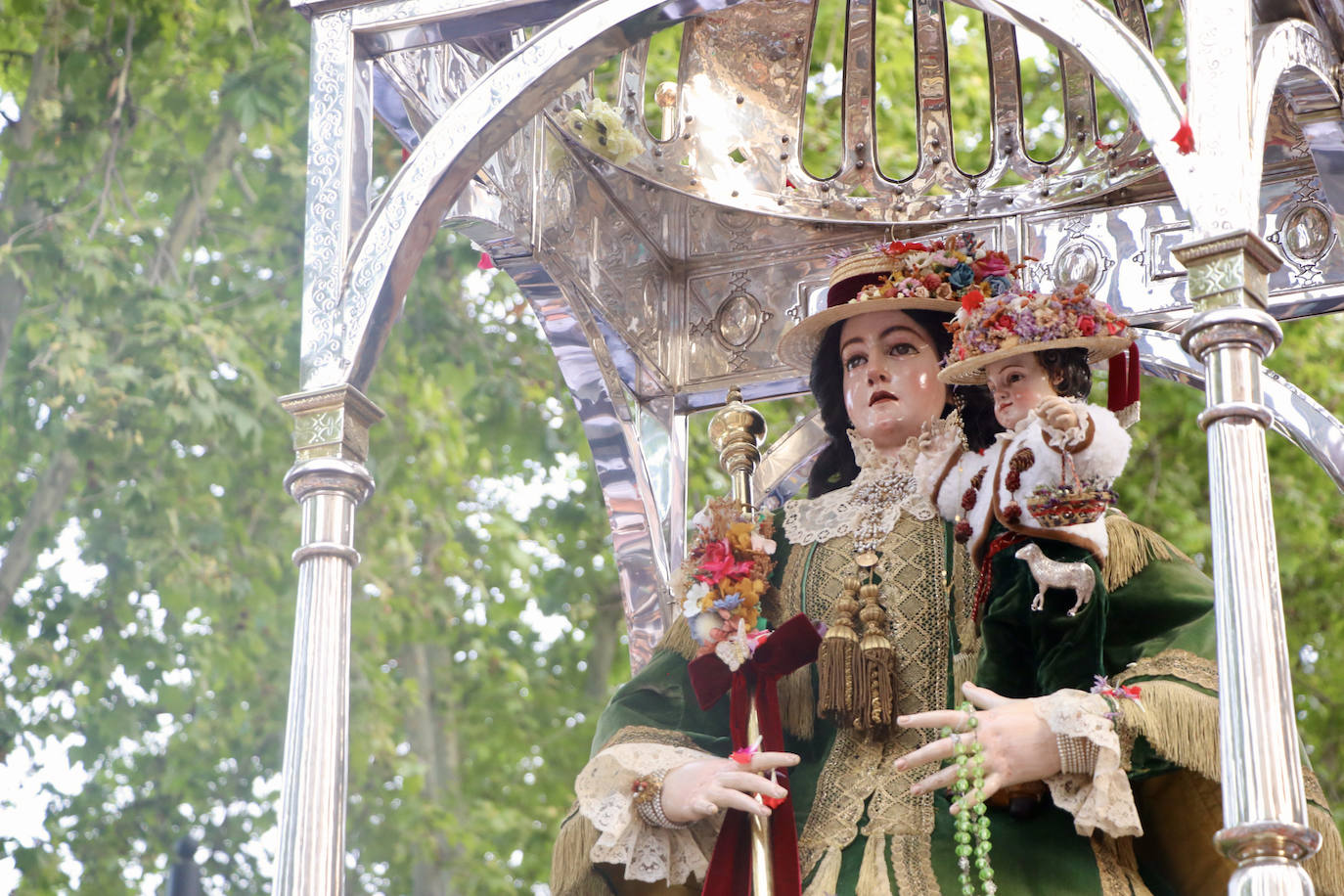 La multitudinaria romería de Bajada de la Virgen de Araceli a Lucena, en imágenes