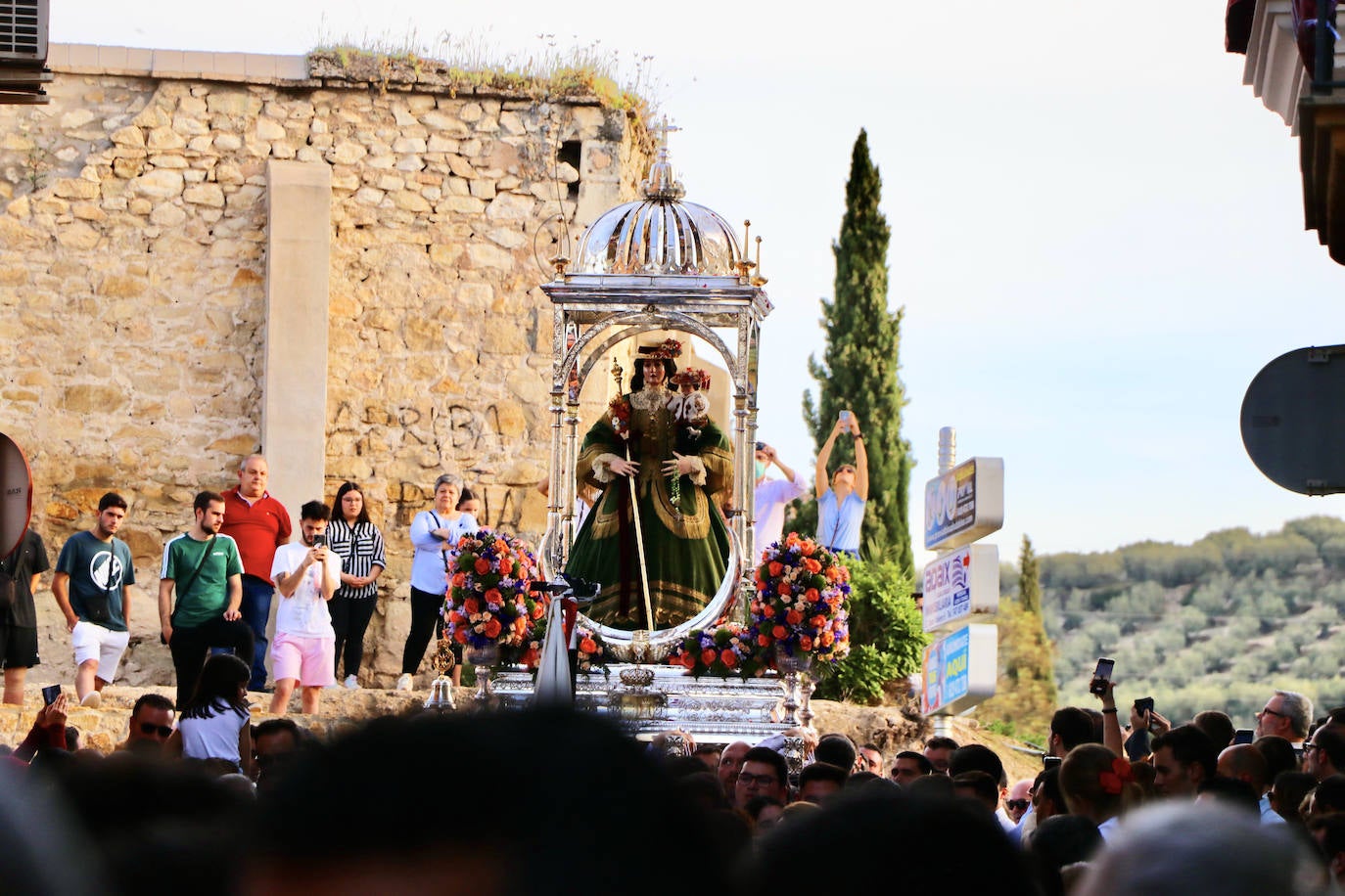 La multitudinaria romería de Bajada de la Virgen de Araceli a Lucena, en imágenes