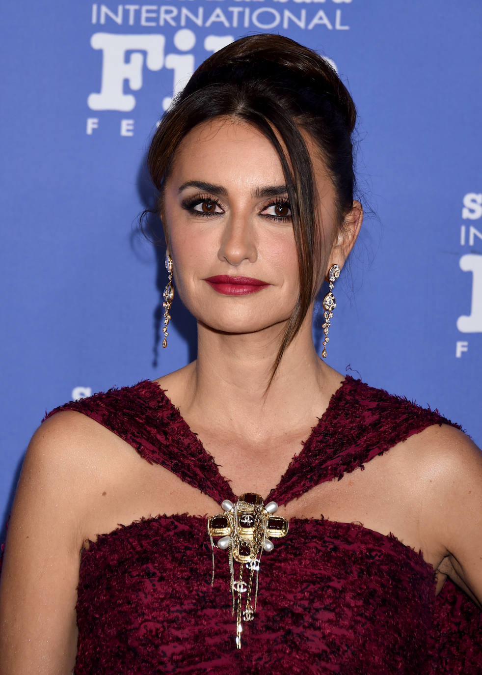 Penélope Cruz con labial rojo fresa. Otro color vibrante para usar ahora que se terminan las mascarillas es este tono que favorece a las pieles morenas especialmente. (Foto: Gtres).