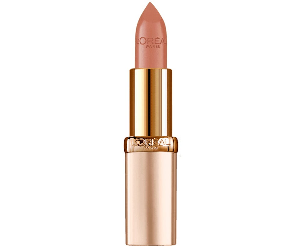 Barra De Labios Color Riche 641 Beige Boudo de L'Oréal Paris (4,90 €). Este labial combina una cremosidad inigualable para un acabado satinado con un color nude claro. Su fórmula contiene una asociación de aceites preciosos y Vitamina E que impide el resecamiento de los labios y reconstruye su función de barrera.