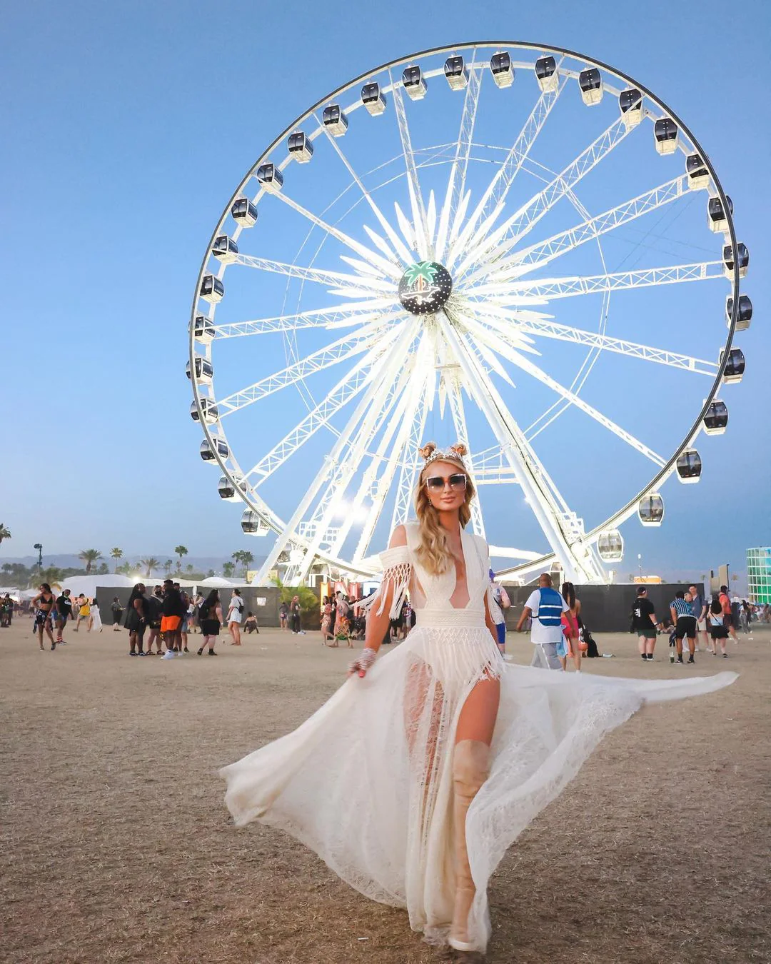 Paris Hilton, otra asidua a Coachella. La millonaria comparte con la modelo Ambrosio la tendencia elegida para su look.