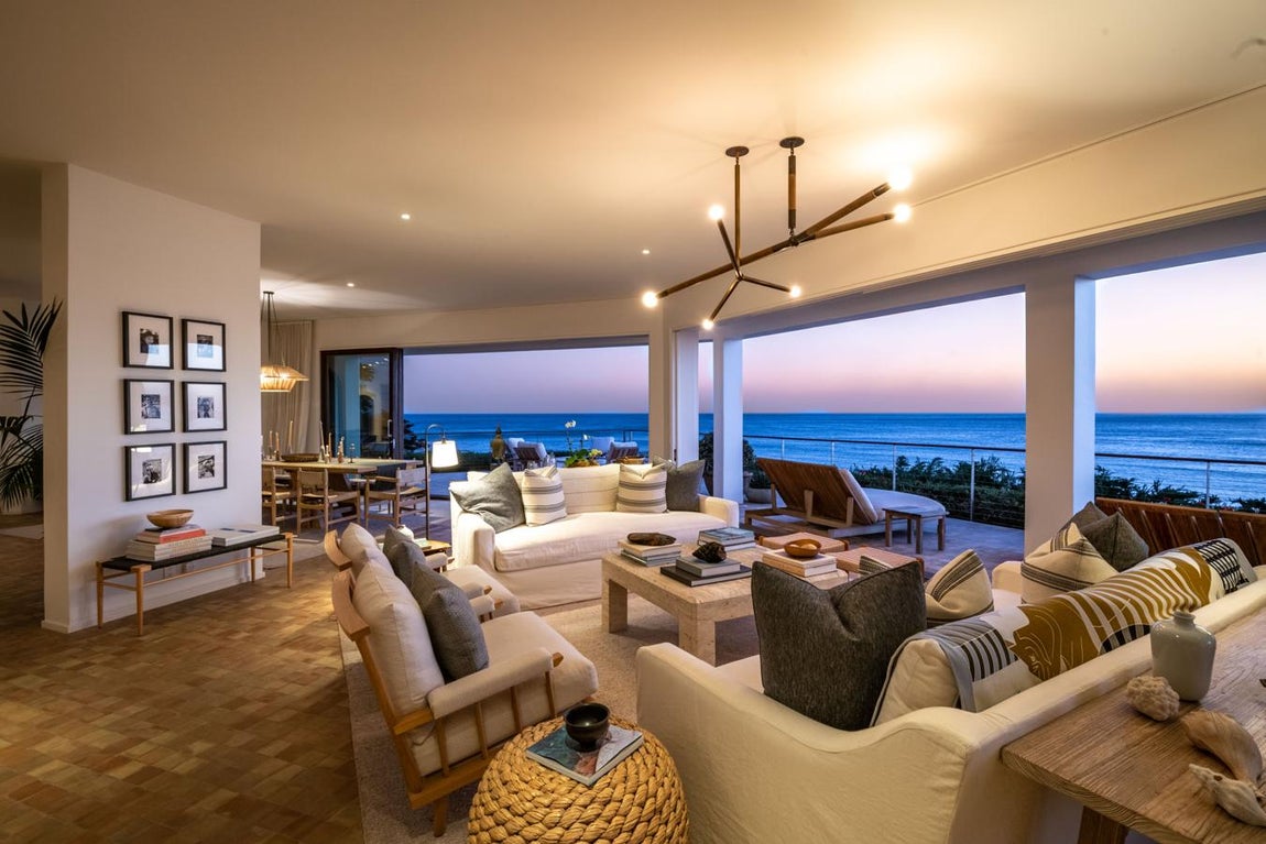 Mansión de lujo en Malibú. Esta propiedad perteneció anteriormente a la prestigiosa modelo Cindy Crawford y al empresario Rande Gerber, quienes la lanzaron al mercado en 2018 por un precio inicial de 60 millones de dólares (55,3 millones de euros al cambio), precio que acabó bajando hasta los 45 millones (41,4 millones de euros al cambio). De venderla por la cantidad estipulada la pareja se llevaría un jugoso beneficio.
