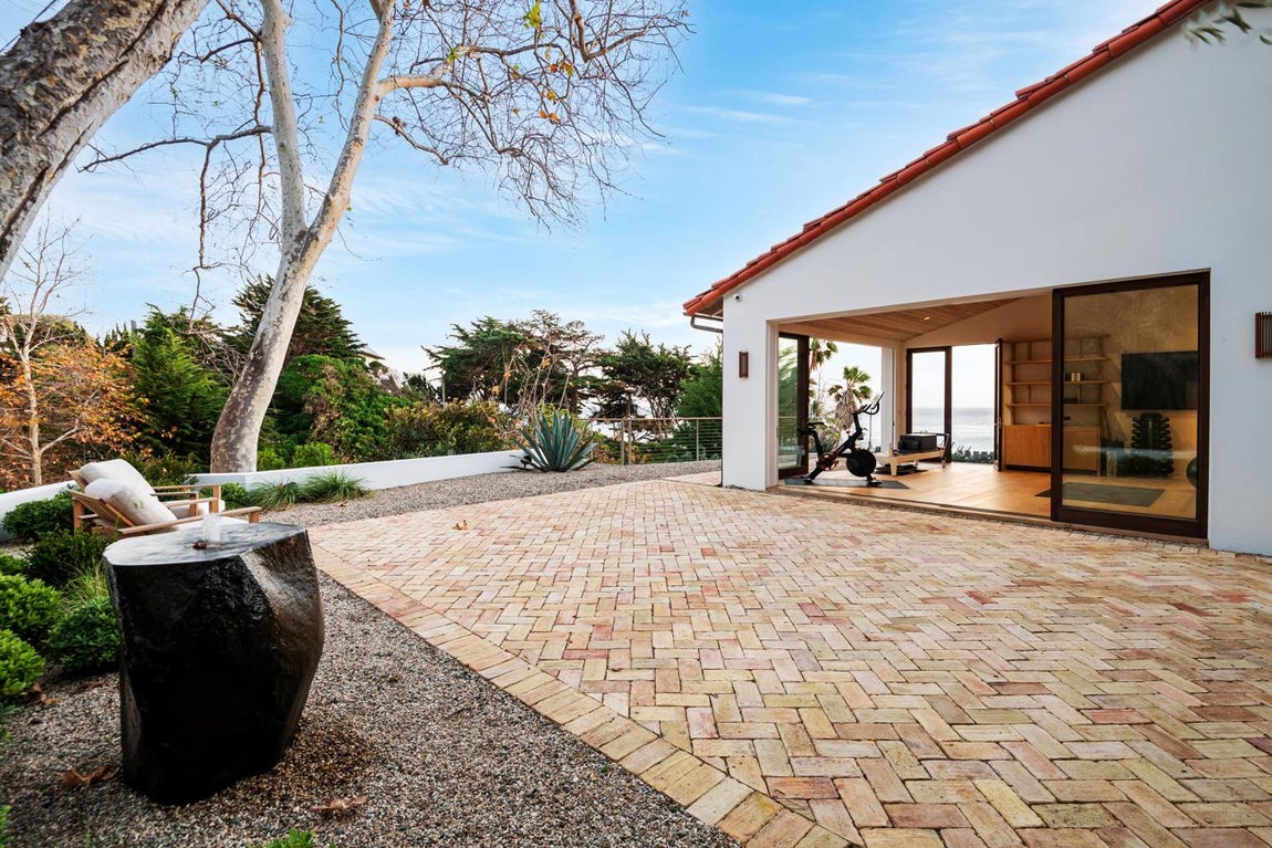 Mansión de lujo en Malibú. Esta villa contemporánea de dos plantas cuenta con 700 metros cuadrados en los que hay cuatro dormitorios, cinco cuartos de baño completos y un aseo.