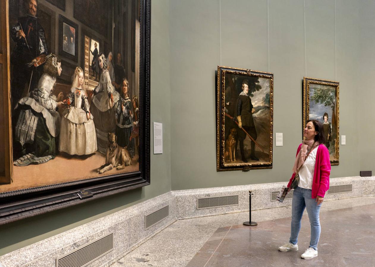 Manuela, la primera persona en ver Las Meninas sin mascarilla desde el inicio de la pandemia. 