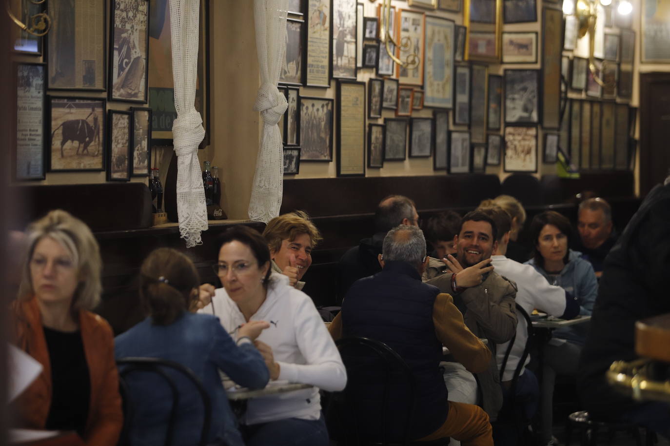 El primer día sin mascarillas en interiores en Córdoba, en imágenes