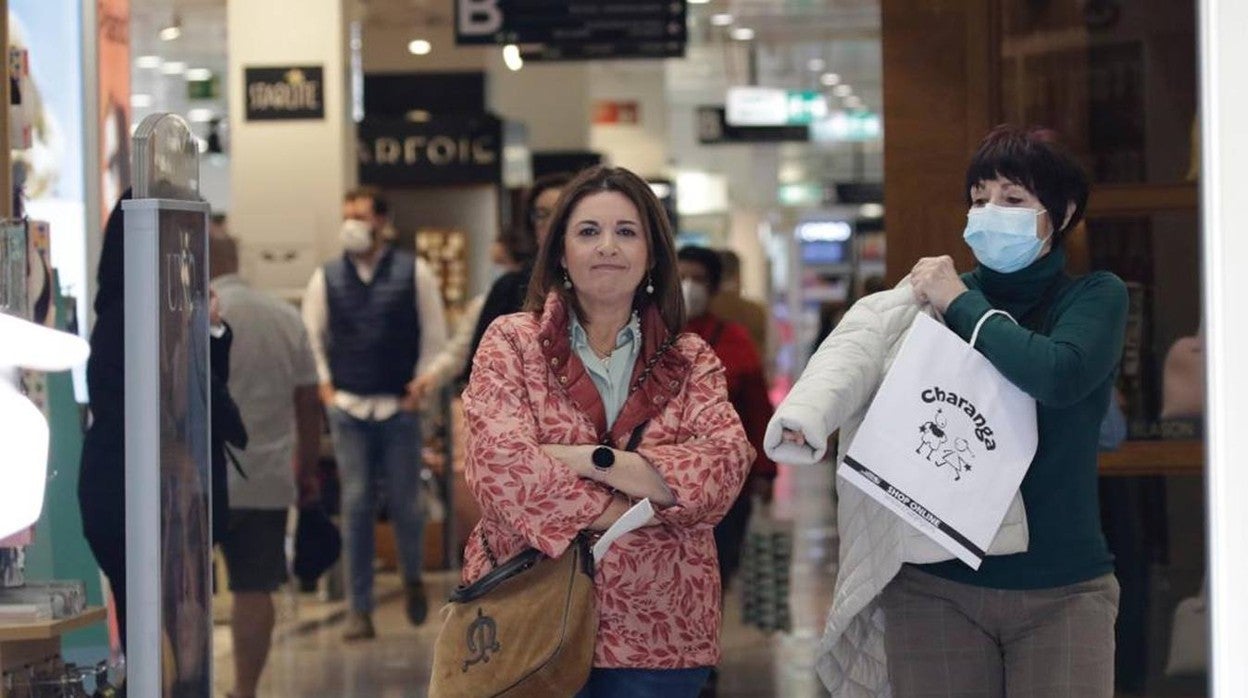 Las mascarillas perviven en Sevilla en el teórico primer día sin ellas