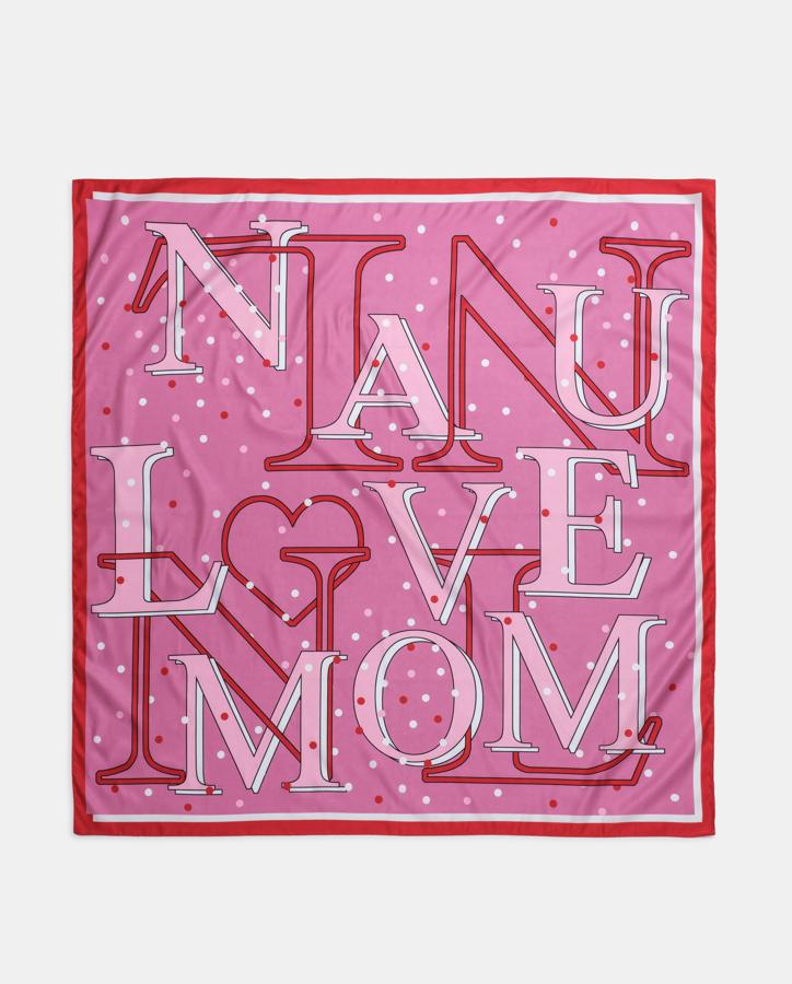 Un pañuelo de Naulover. Los pañuelos son perfectos para acompañar cualquier look a modo bandolera en el cuello o anudados en el bolso. Con motivo del Día de la Madre, Naulover lanza la edición limitada 'NAULOVER LOVE MOM', para expresar todo el amor hacia las madres. Un detalle que marcará la diferencia. Precio: 49,95 euros