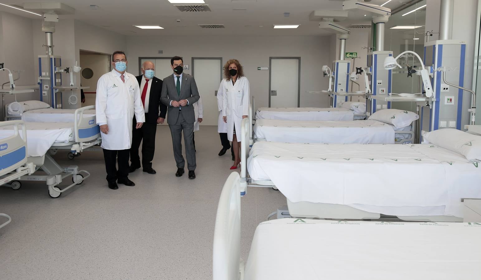 Juanma Moreno inaugura el Área Quirúrgica del Hospital Militar. MANUEL GÓMEZ