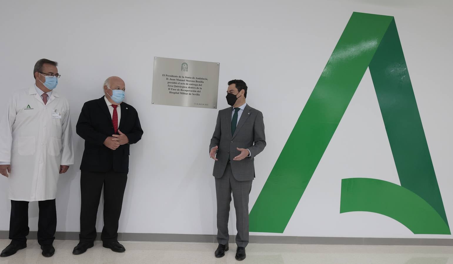 Juanma Moreno inaugura el Área Quirúrgica del Hospital Militar. MANUEL GÓMEZ