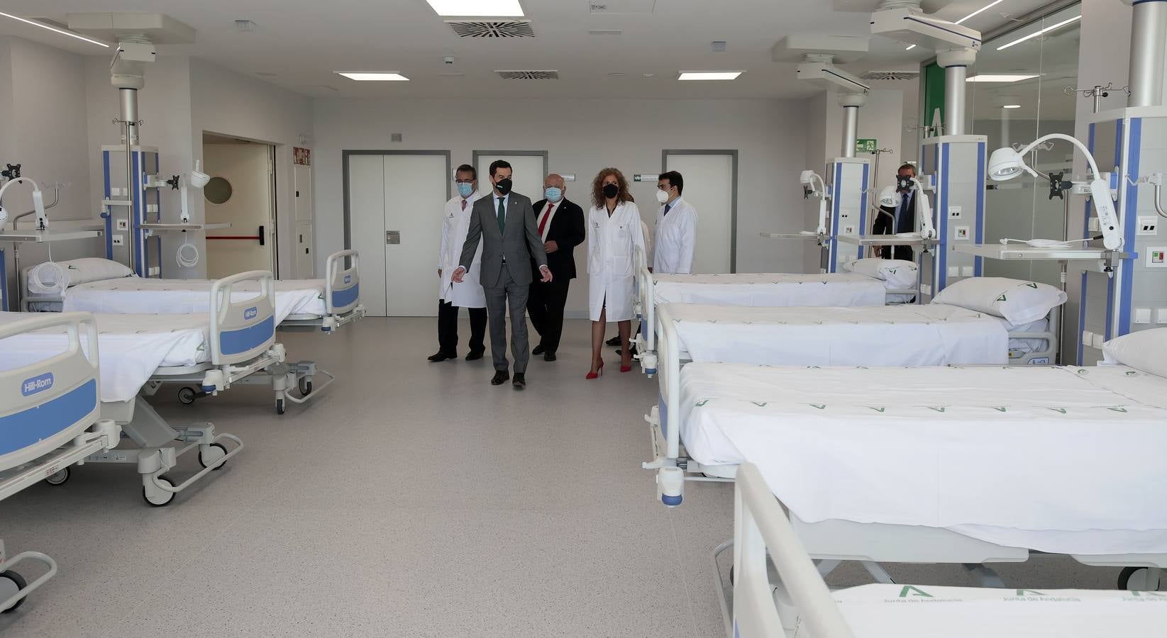 Juanma Moreno inaugura el Área Quirúrgica del Hospital Militar. MANUEL GÓMEZ