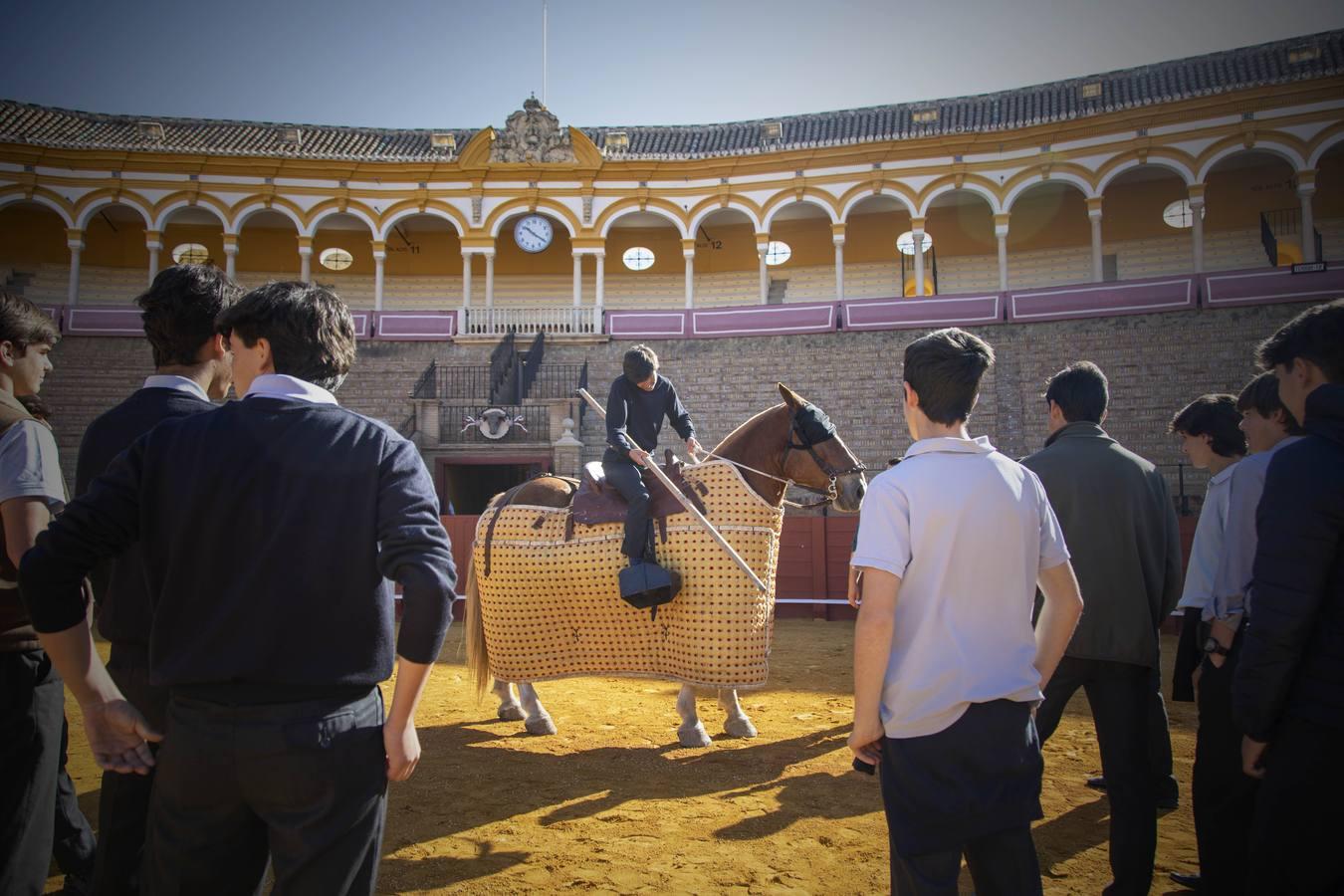 En fotos, los niños aprenden a torear en la Maestranza de Sevilla