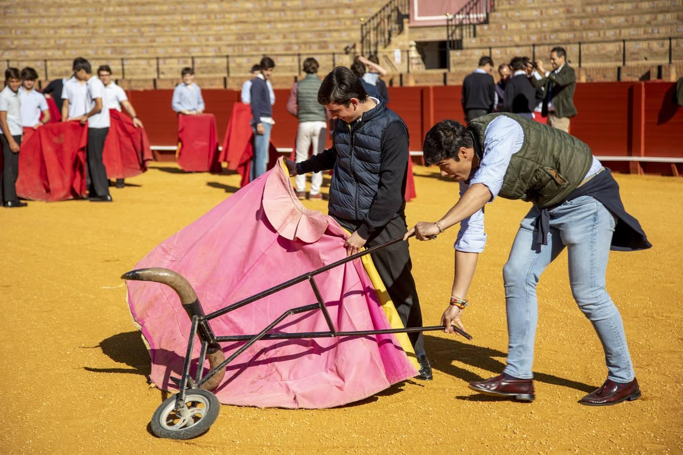 En fotos, los niños aprenden a torear en la Maestranza de Sevilla