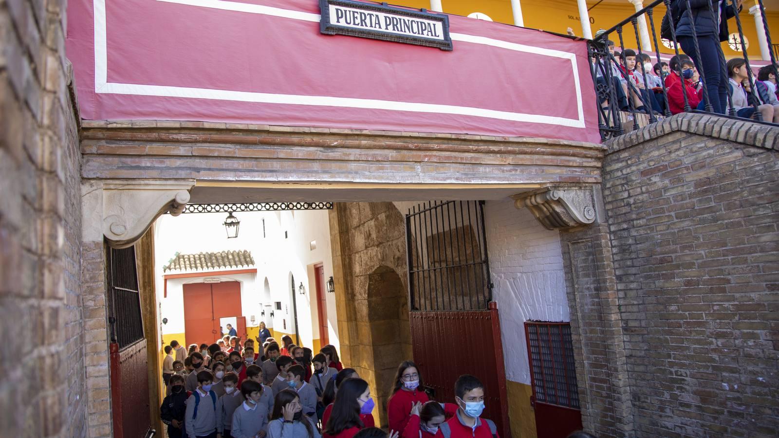 En fotos, los niños aprenden a torear en la Maestranza de Sevilla