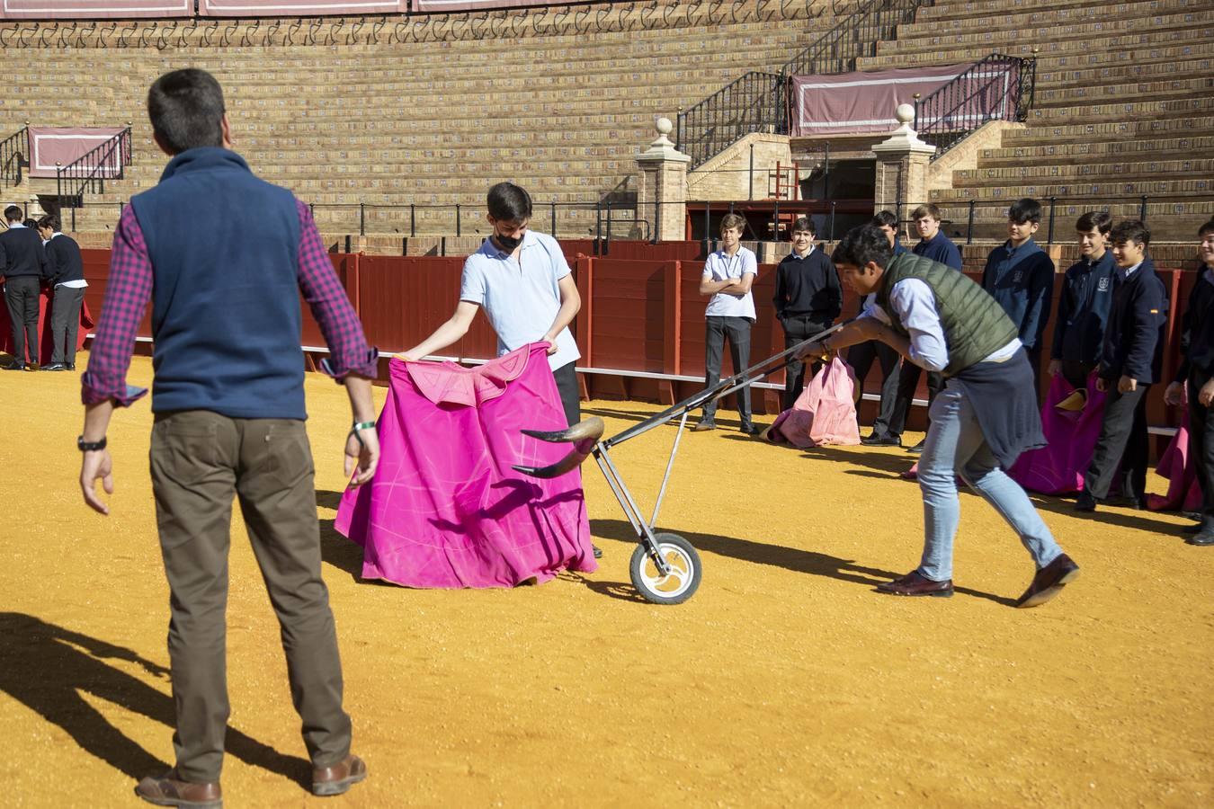 En fotos, los niños aprenden a torear en la Maestranza de Sevilla