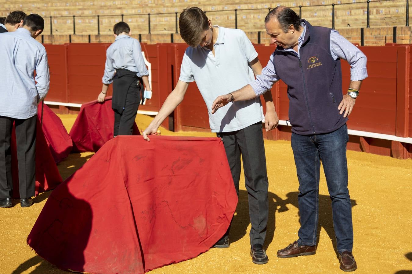 En fotos, los niños aprenden a torear en la Maestranza de Sevilla