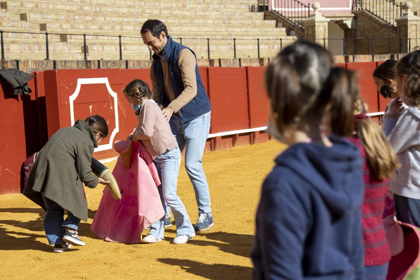 En fotos, los niños aprenden a torear en la Maestranza de Sevilla