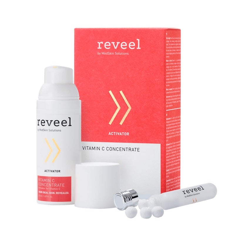 Para las mamás que quieren un cosmético innovador que ayude a proteger su piel del envejecimiento: Vitamin C Concentrate de reveel by MedSkin Solutions (99 €, cura intensiva de 3 semanas). Este sérum contiene una alta concentración de vitamina C pura al 79%. Además, su formato, compuesto de esferas de ácido L-acórbico puro, conserva sus propiedades hasta el momento de uso, cuando se debe emulsionar con el sérum activador.