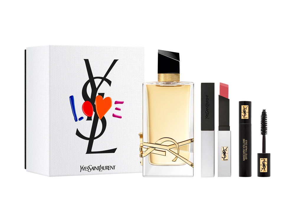 Para las mamás que no salen de casa sin su perfume: Cofre de Yves Saint Laurent con Libre Eau de Parfum de 90 ml, barra de labios Rouge Pur Couture The Slim Sheer Matte y máscara de pestañas Volume Effet Faux Cils en formato viaje (126, 50 €).