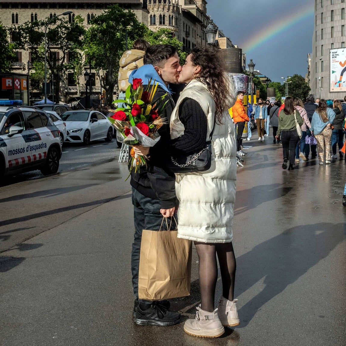 Libros, rosas y granizo: las mejores imágenes de Sant Jordi