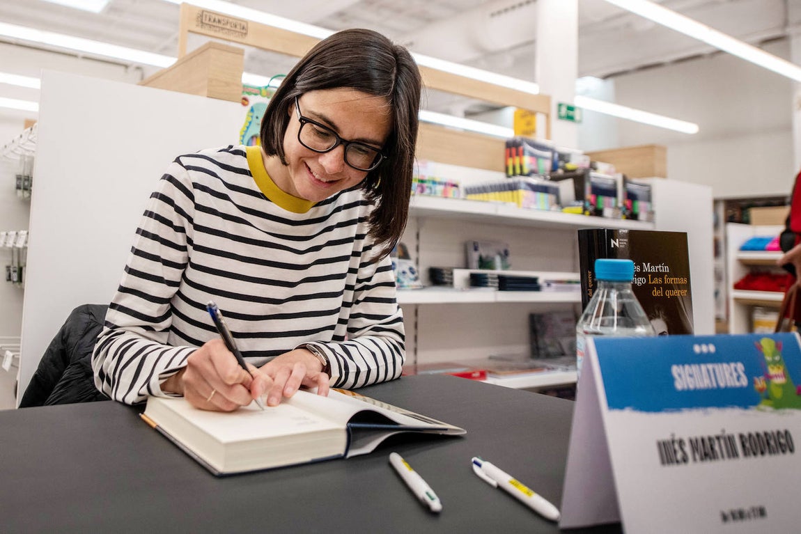 Inés Martín Rodrigo firma ejemplares de 'La forma del querer'