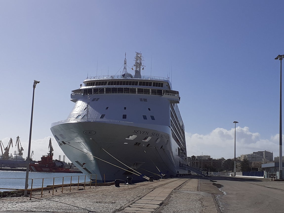 En imágenes: el crucero ‘Seven Seas Voyager’ en el puerto de Cádiz