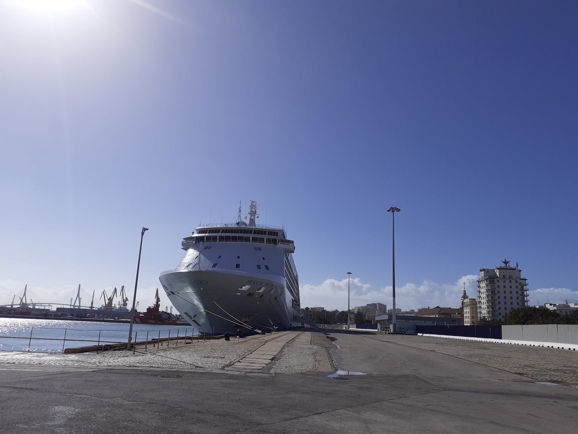 En imágenes: el crucero ‘Seven Seas Voyager’ en el puerto de Cádiz