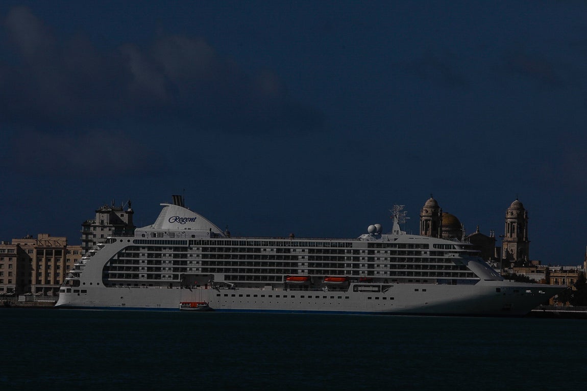En imágenes: el crucero ‘Seven Seas Voyager’ en el puerto de Cádiz