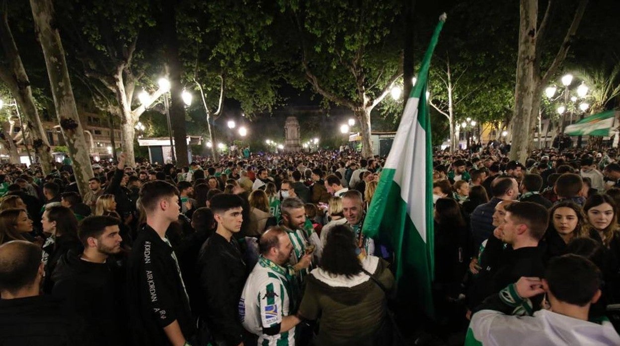 Los béticos toman la Plaza Nueva