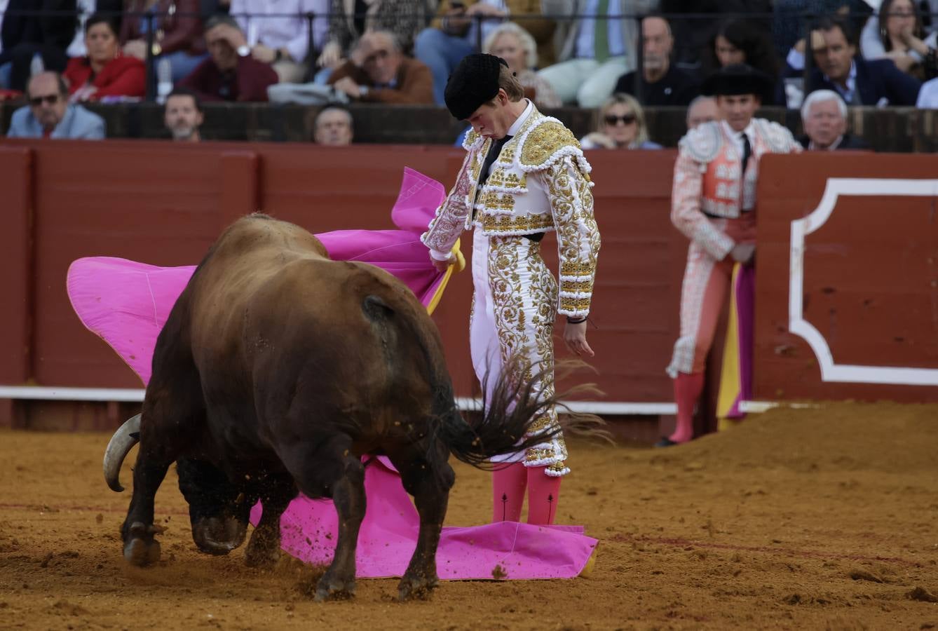 Borja Jiménez, en un momento de su faena. JUAN FLORES