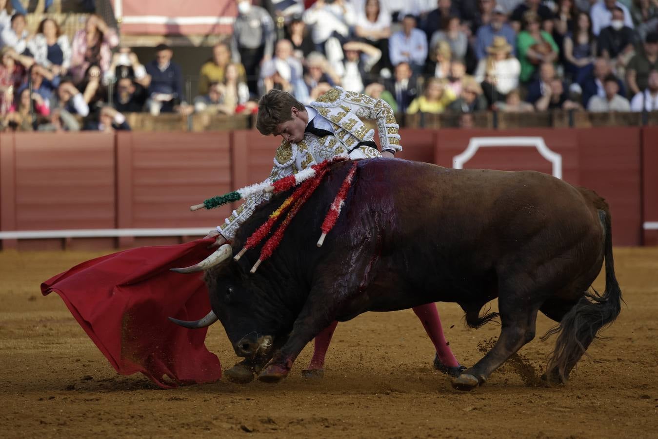 Borja Jiménez, en un momento de su faena. JUAN FLORES