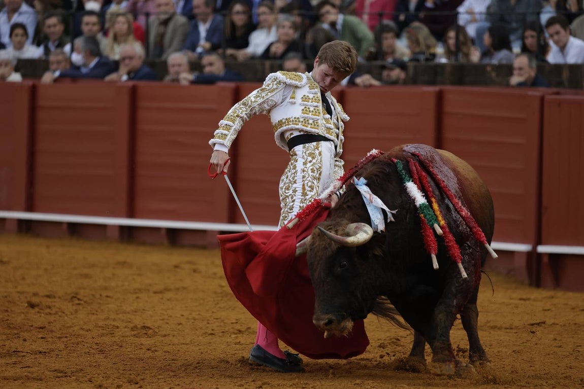 Borja Jiménez, en un momento de su faena. JUAN FLORES