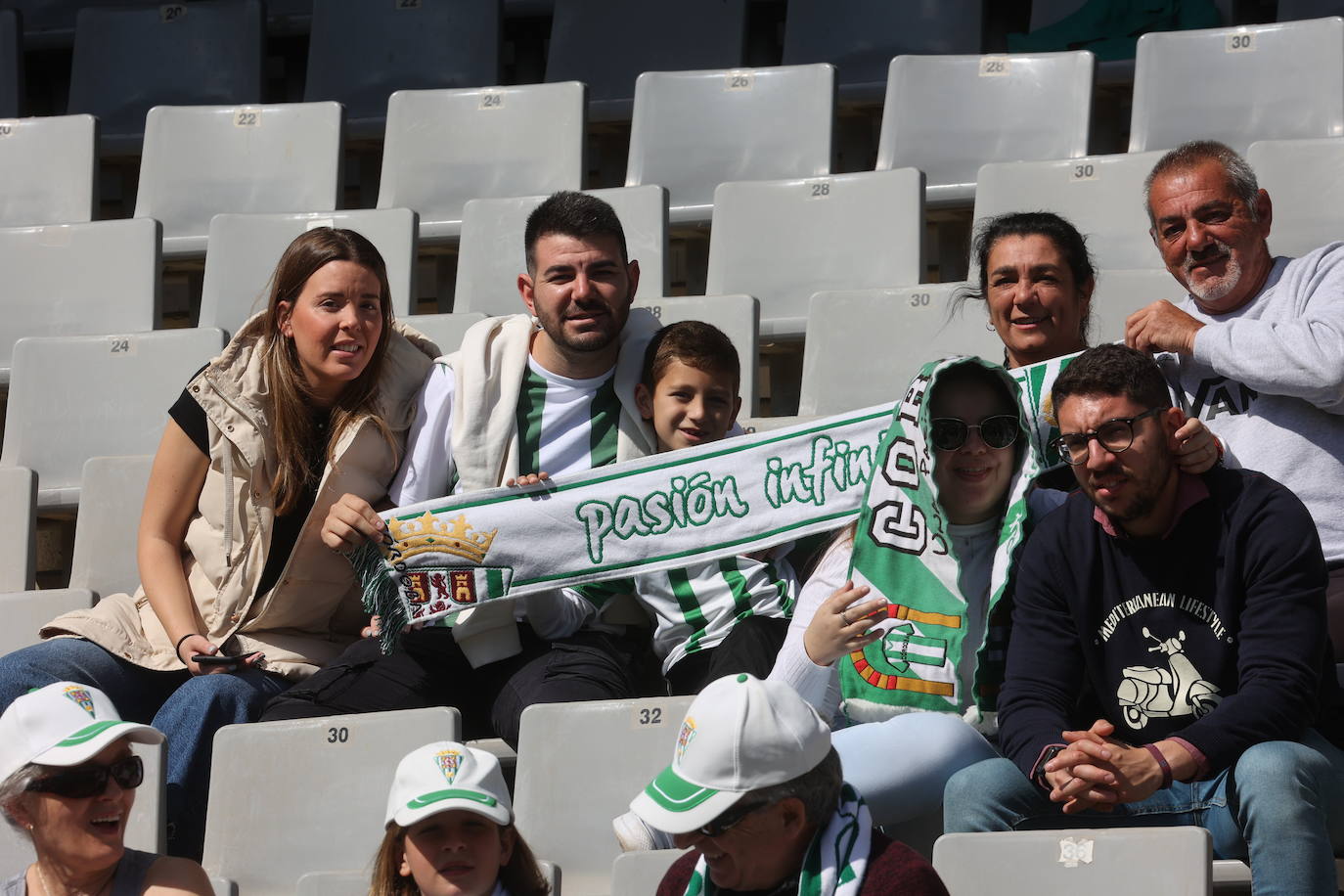 El excelente ambiente en el Córdoba CF - Las Palmas Atlético, en imágenes