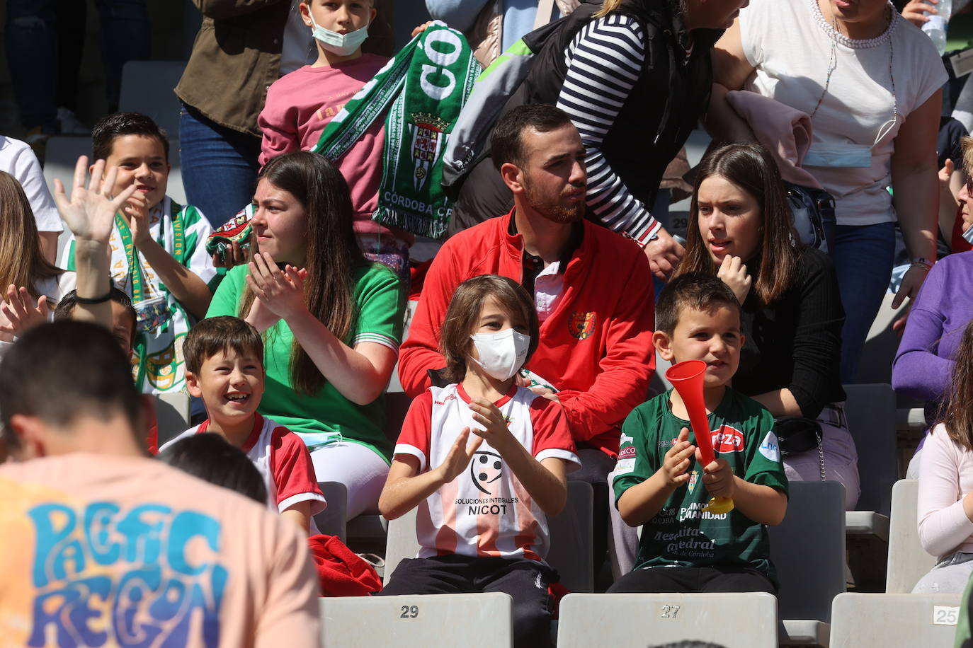 El excelente ambiente en el Córdoba CF - Las Palmas Atlético, en imágenes