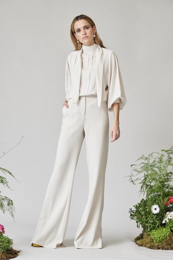 Coosy - Trajes de chaqueta blancos para la primavera y el verano. Un diseño en blanco roto donde la chaqueta se hace con todo el protagonismo. Perfecto para los bautizos y comuniones. Precio: el pantalón modelo Lita 115€ y la chaqueta modelo Lou 129€.