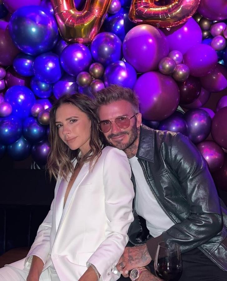 Triunfan los cortes minimalistas. Victoria Beckham ha sido otra de las celebrities que se ha dejado ver con este tipo de prenda con un look de su marca y que apenas necesita aderezos, y es que ese es el punto fuerte de los trajes blancos, que se pueden llevar sin complementos y siguen resultando igual de elegantes.