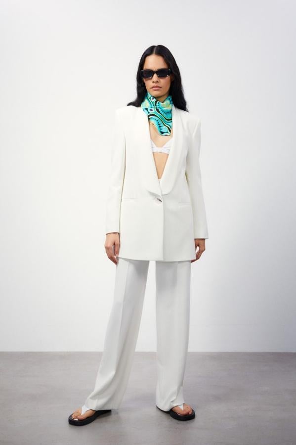 Sfera - Trajes de chaqueta blancos para la primavera y el verano. La firma de El Corte Inglés propone un diseño donde la chaqueta se hace con todo el protagonismo gracias a su solapa con forma sinuosa y un gran botón metalizado. Precio: la chaqueta 59,90€ y el pantalón 35,90€.