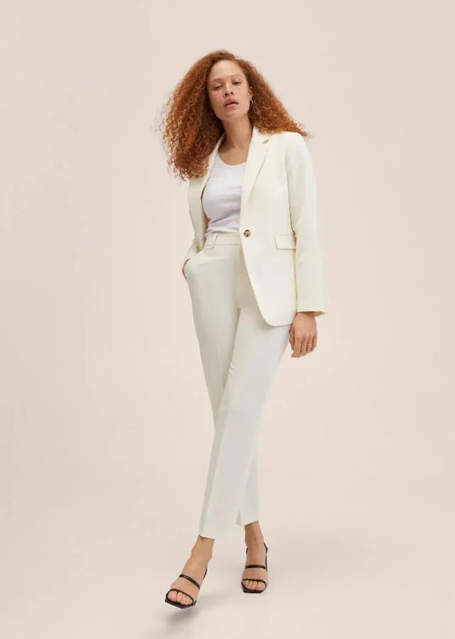 Mango - Trajes de chaqueta blancos para la primavera y el verano. La marca catalana ofrece un modelo más ajustado donde la chaqueta es entallada y el pantalón de pinzas se acorta al tobillo. Precio: el pantalón 29,90€ y la blazer 39,99€.